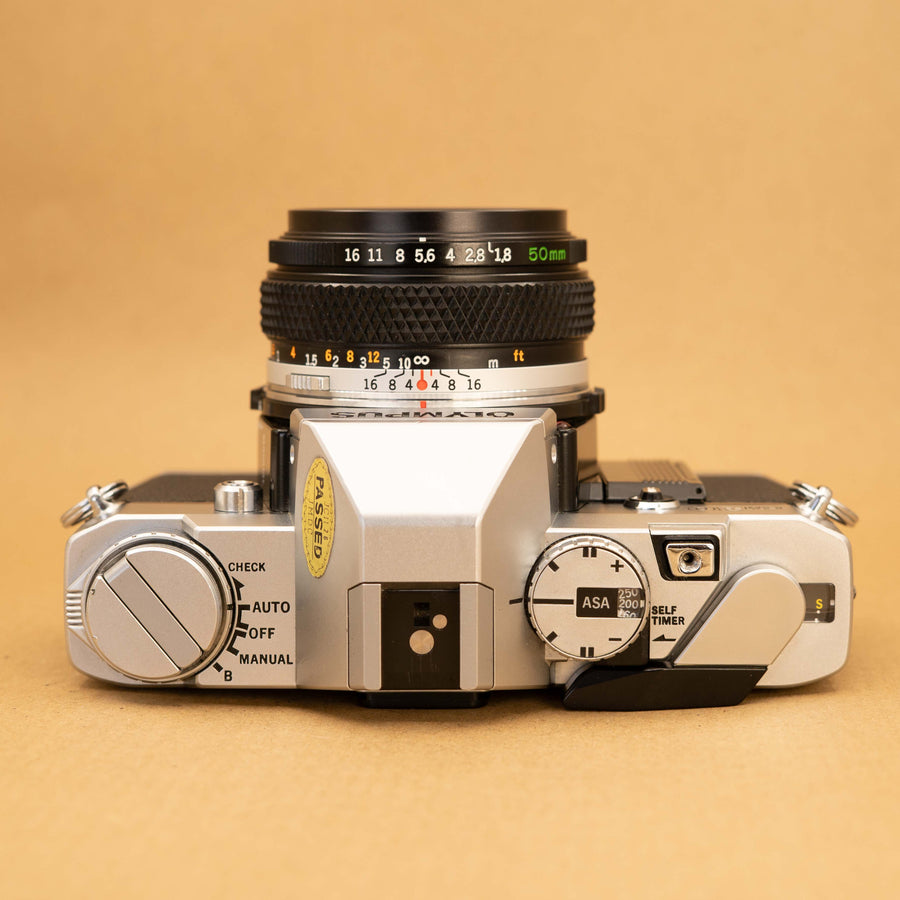 Olympus OM30 con lente de 50 mm f/1.8