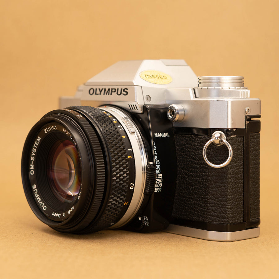 Olympus OM30 con lente de 50 mm f/1.8