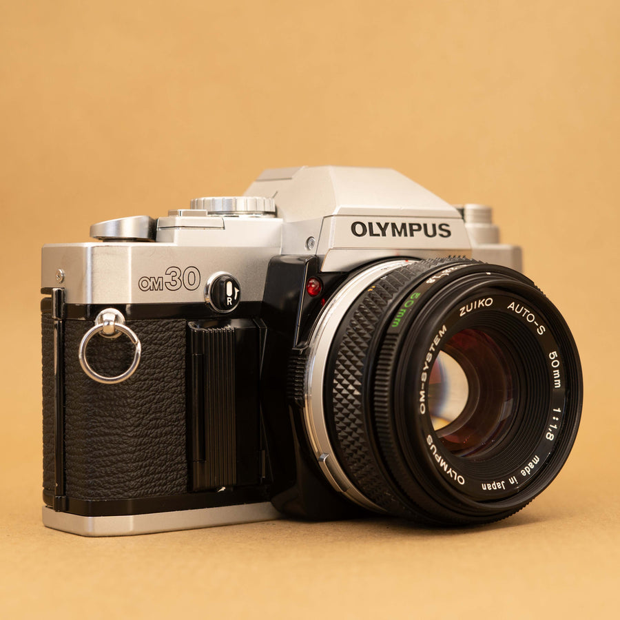 Olympus OM30 con lente de 50 mm f/1.8