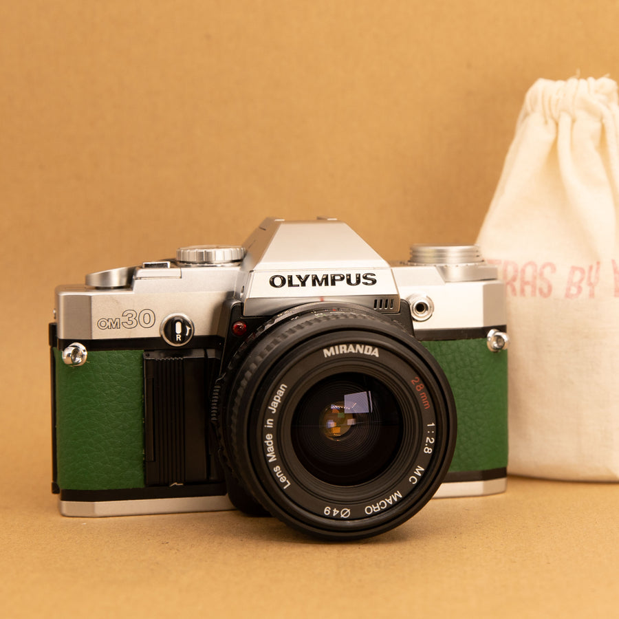 Olympus OM30 con lente de 50 mm f/1.8