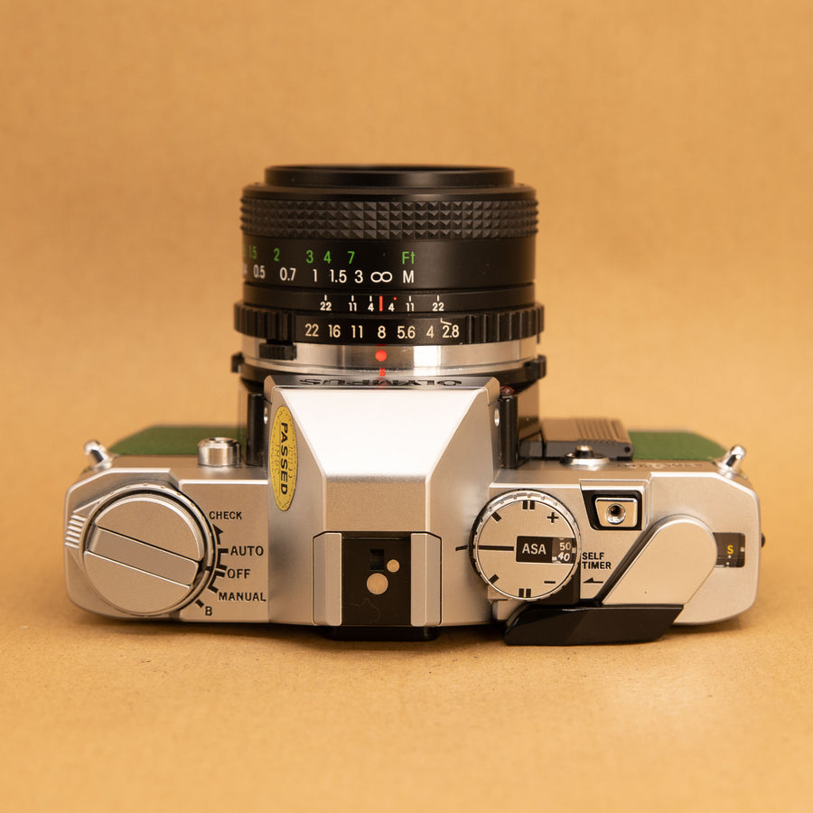 Olympus OM30 con lente de 50 mm f/1.8