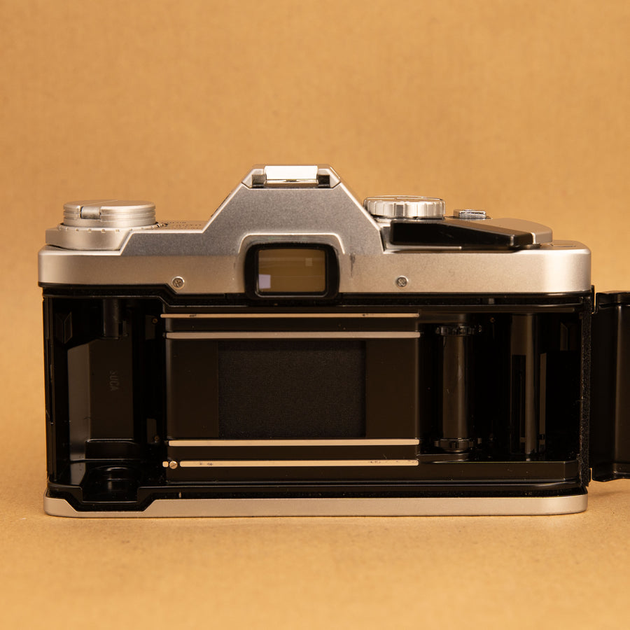 Olympus OM30 con lente de 50 mm f/1.8