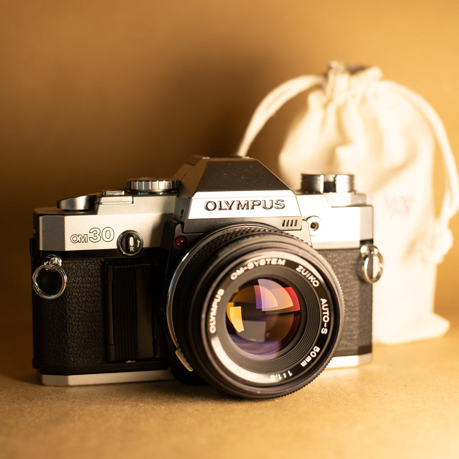 Olympus OM30 con lente de 50 mm f/1.8