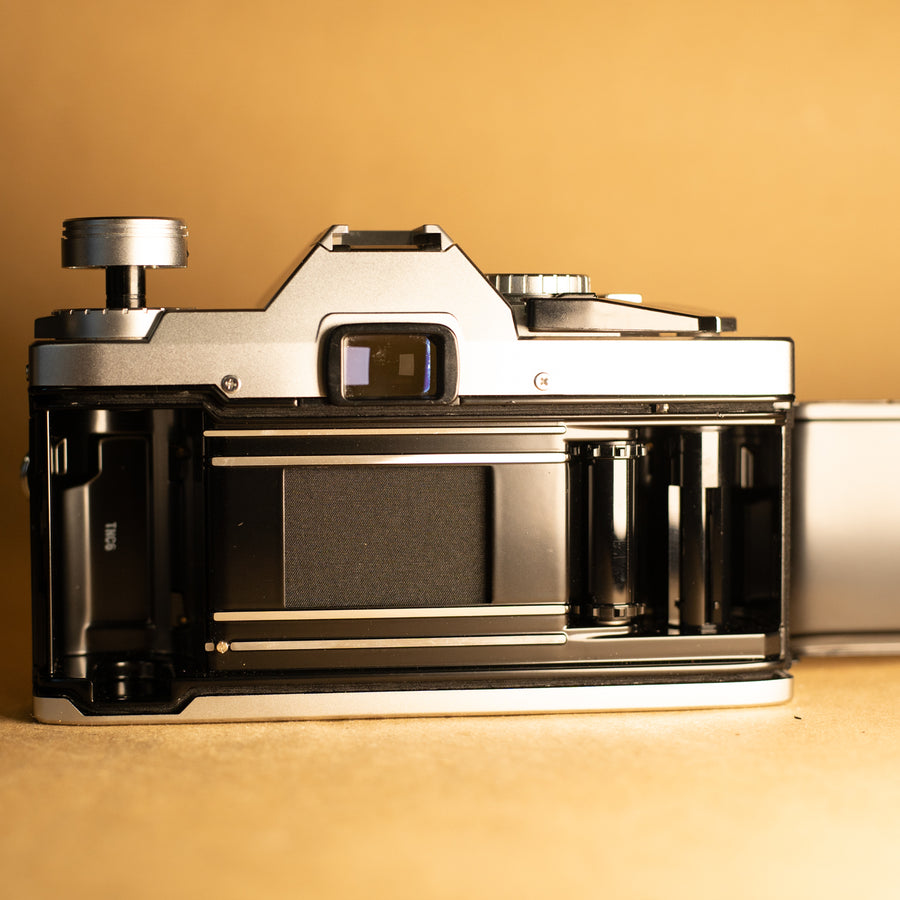 Olympus OM30 con lente de 50 mm f/1.8