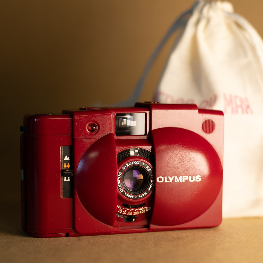 Olympus XA2 roja con flash A11