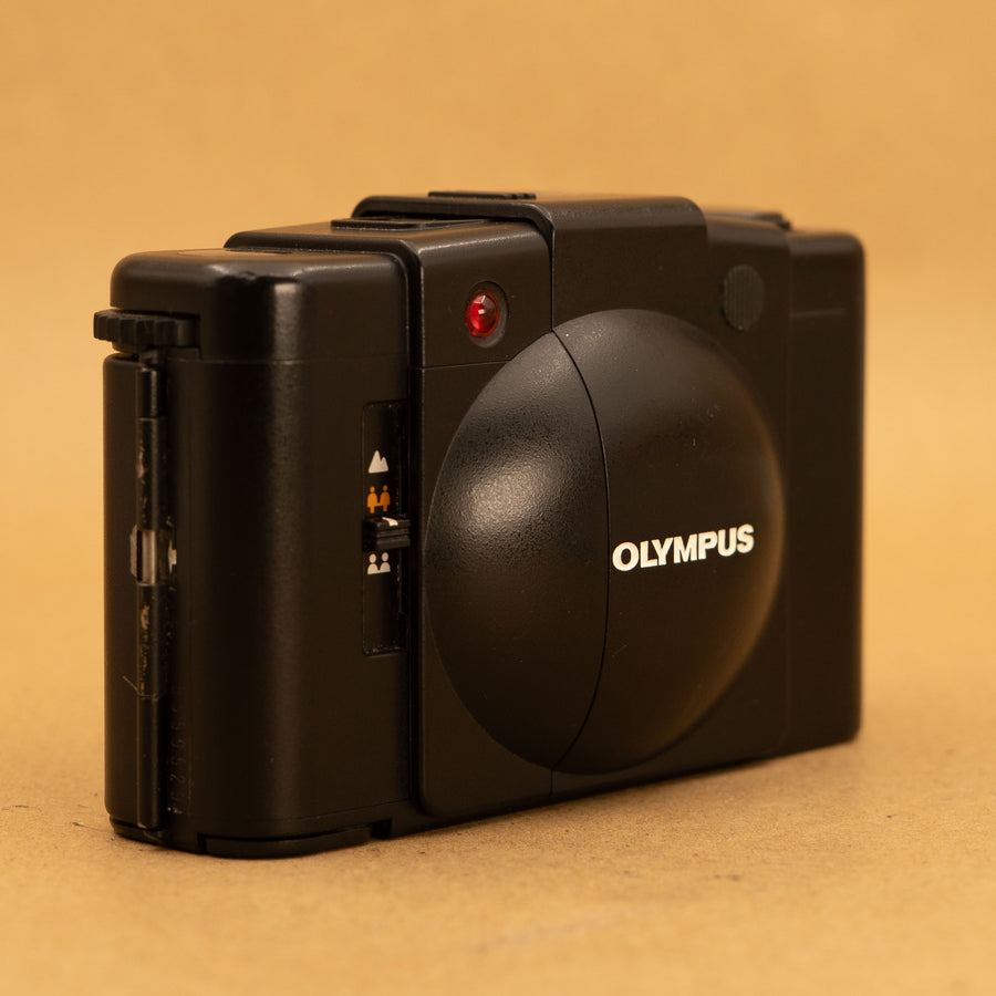 【動作品】OLYMPUS XA2 35mm フィルムカメラ Olympus XA2 35mm Film Camera with Roll of Film - Refurbished