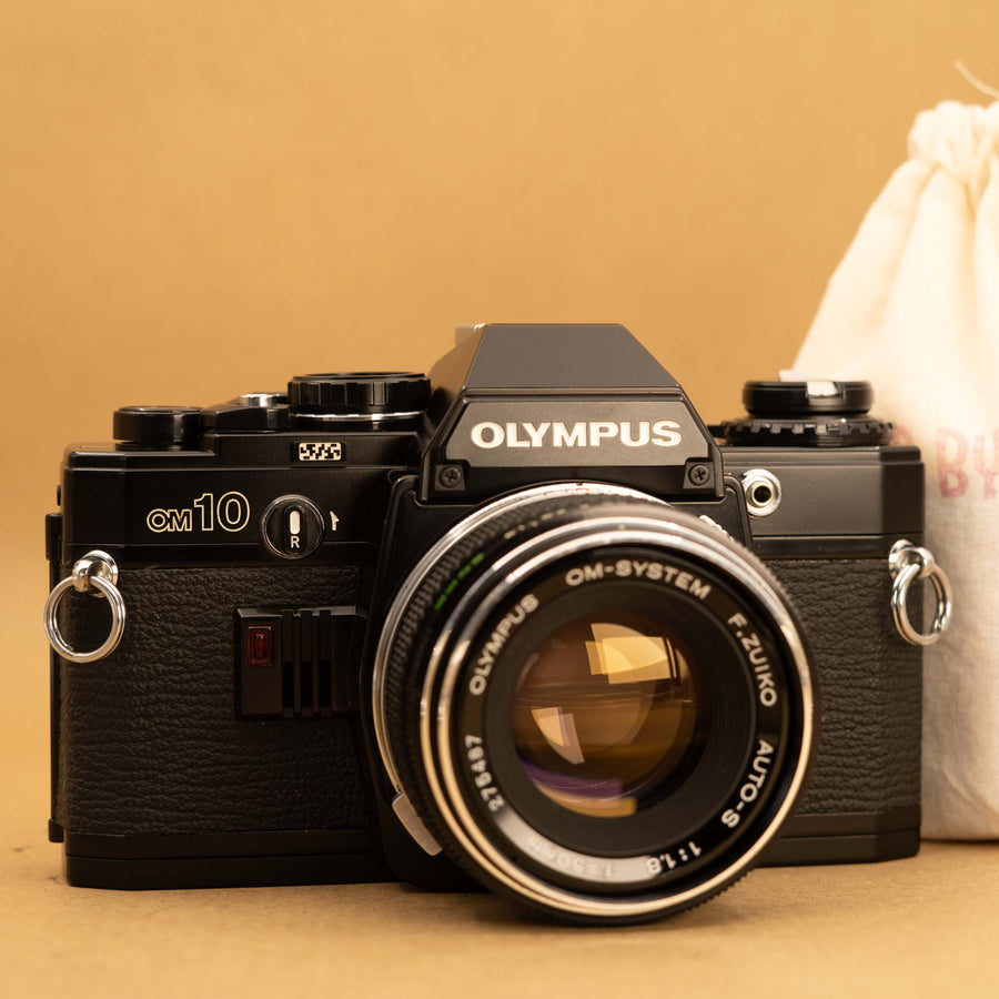 Olympus OM10 noir avec objectif 50 mm f/1.8