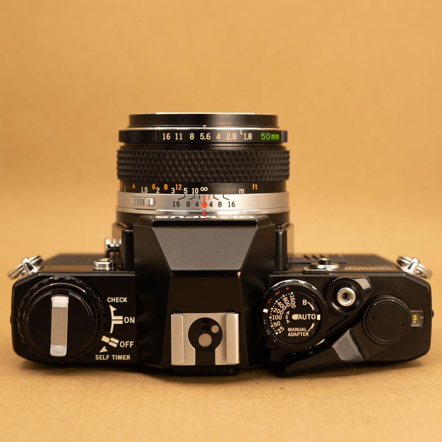 Olympus OM10 noir avec objectif 50 mm f/1.8