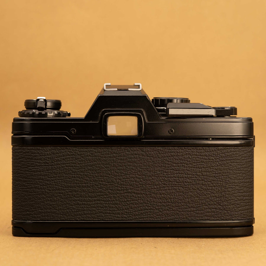 Olympus OM10 noir avec objectif 50 mm f/1.8