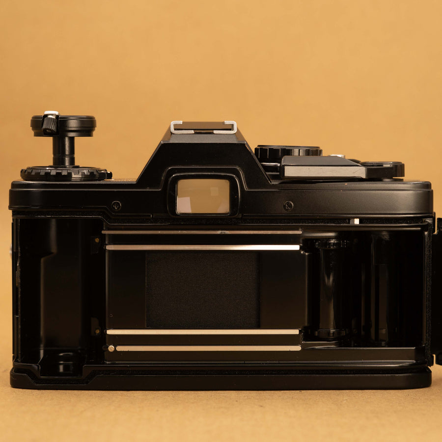 Olympus OM10 noir avec objectif 50 mm f/1.8