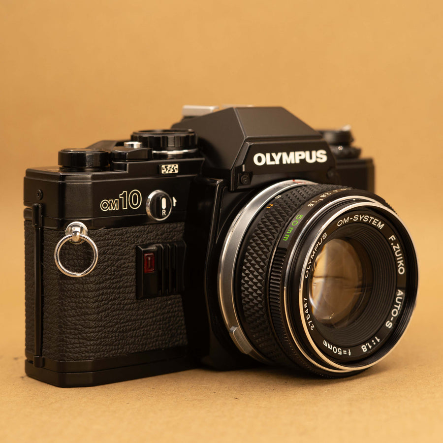 Olympus OM10 noir avec objectif 50 mm f/1.8