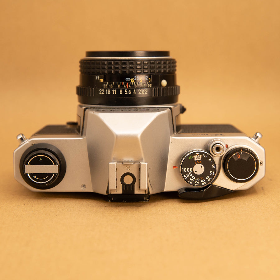 Pentax K1000 con lente de 50 mm f/2