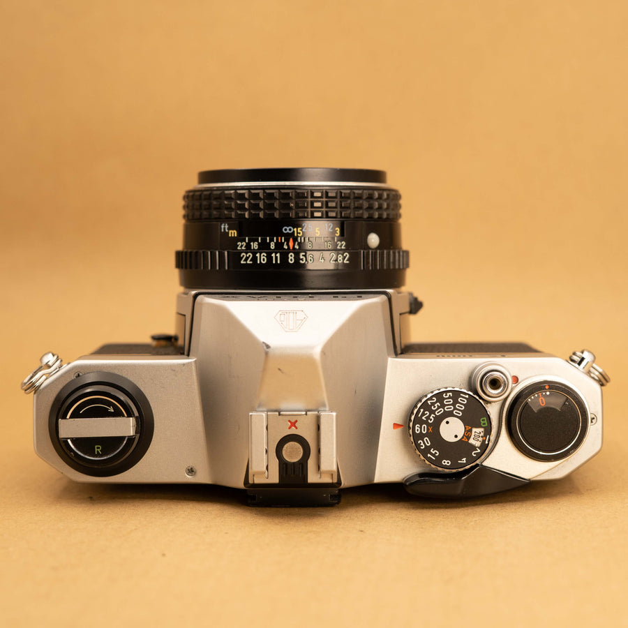 Pentax K1000 con lente de 50 mm f/2