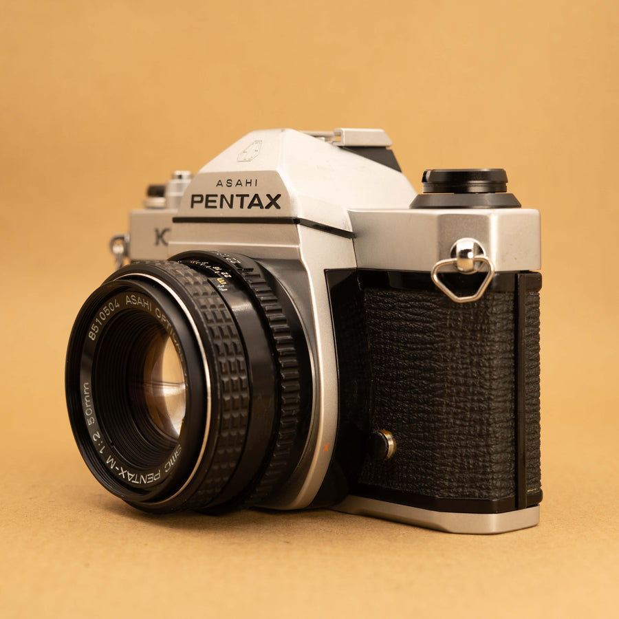 Pentax K1000 con lente de 50 mm f/2