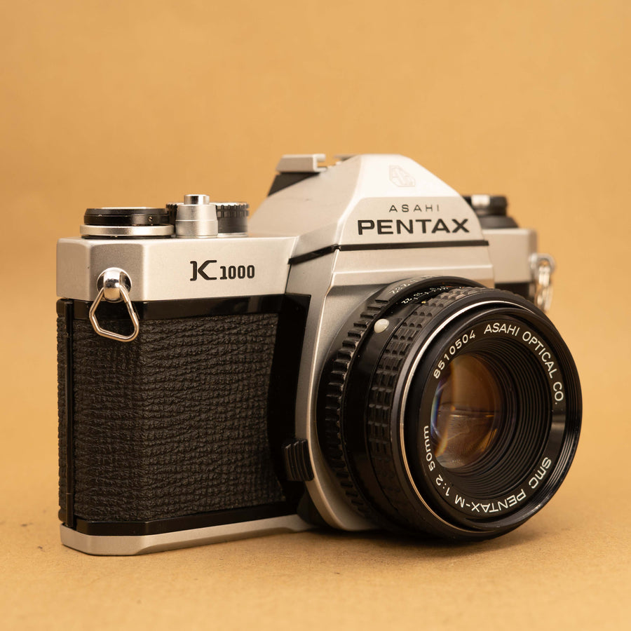 Pentax K1000 con lente de 50 mm f/2