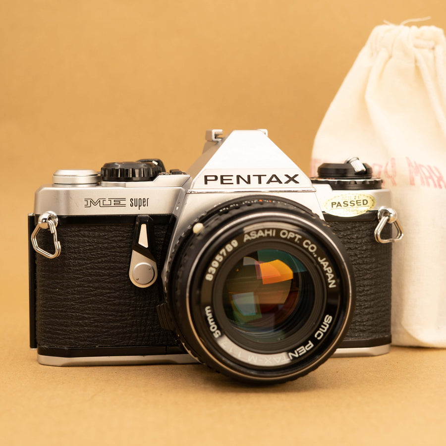 Pentax ME Super con lente de 50 mm f/1.7