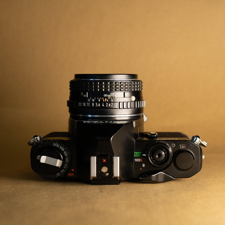 Pentax MV1 con lente de 50 mm f/2
