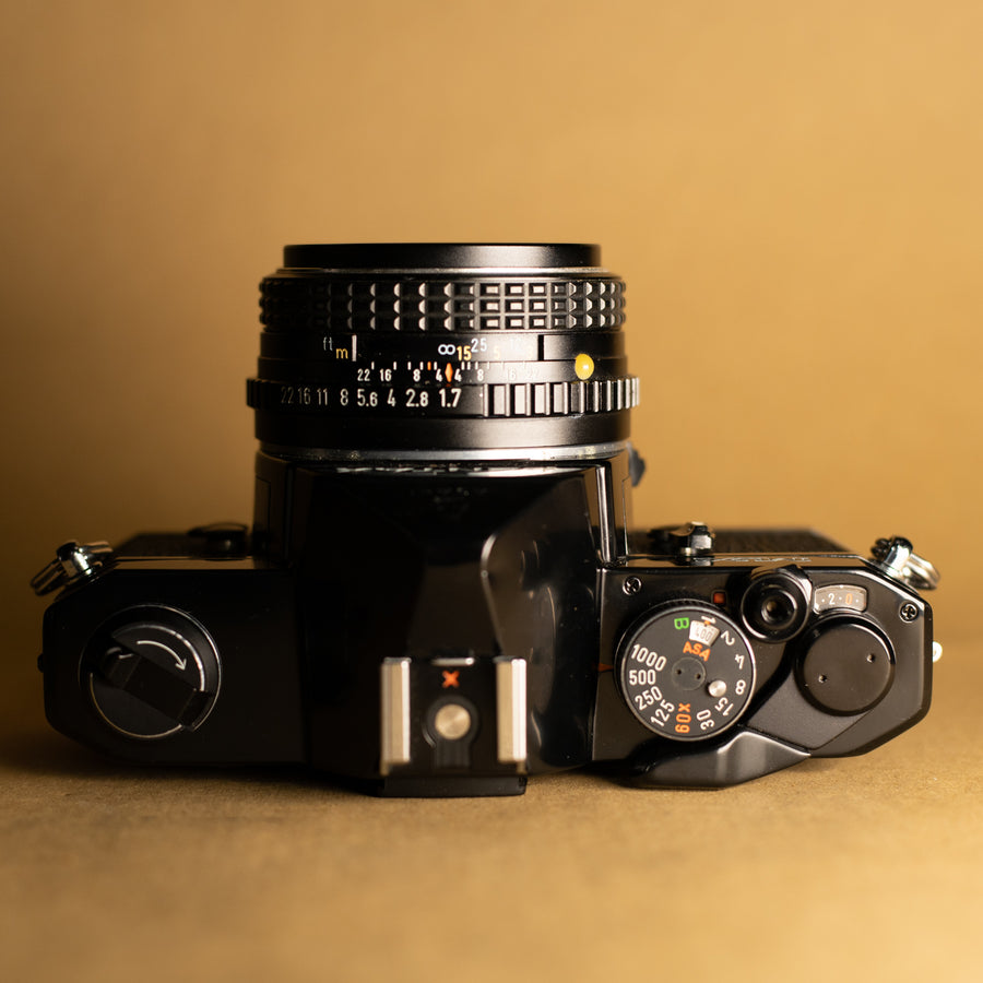 Pentax MX negra con lente Pentax 50 mm f/1.7