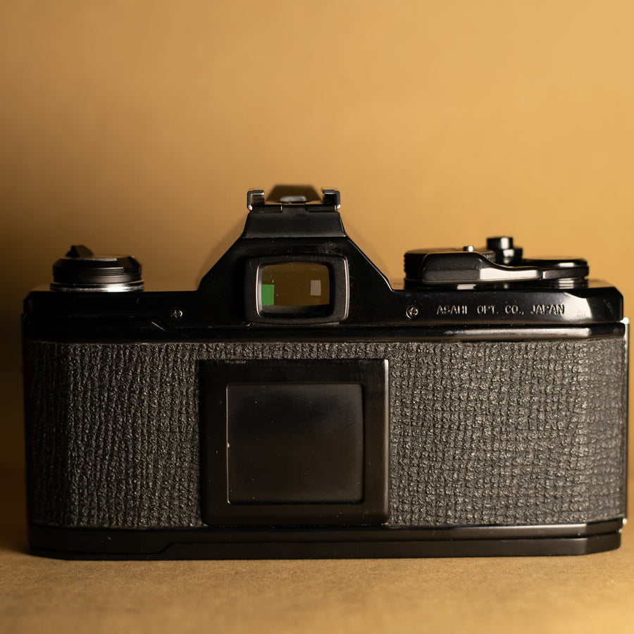 Pentax MX negra con lente Pentax 50 mm f/1.7