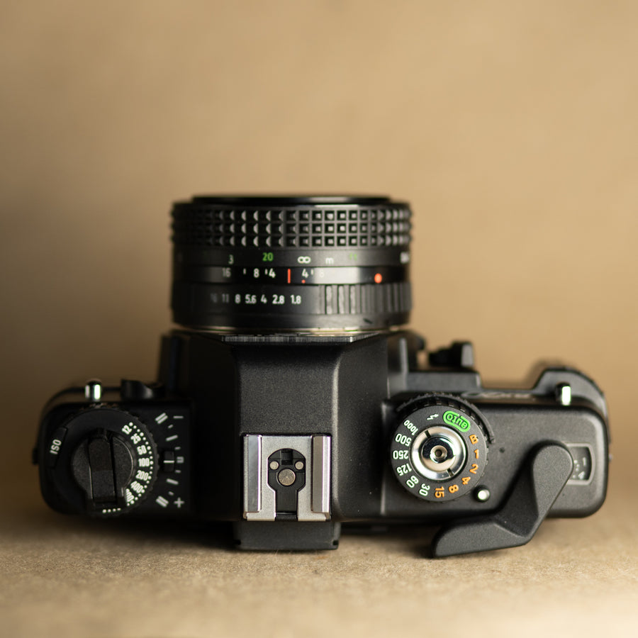 Praktica BX20 con lente Pentacon 50 mm f/1.8