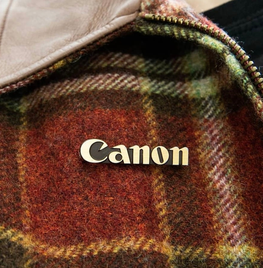 Pin con logotipo de Canon hecho a mano