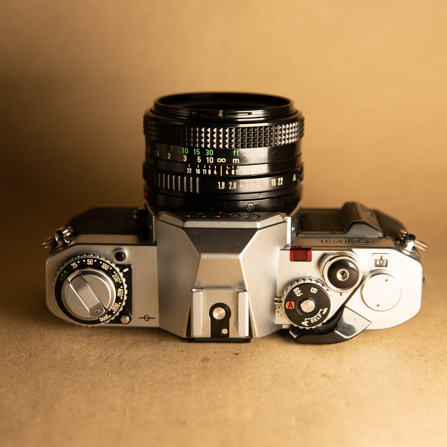 Canon AV-1 con lente de 50 mm f/1,8