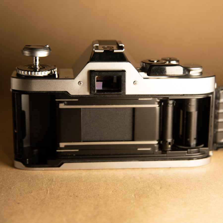 Canon AV-1 con lente de 50 mm f/1,8