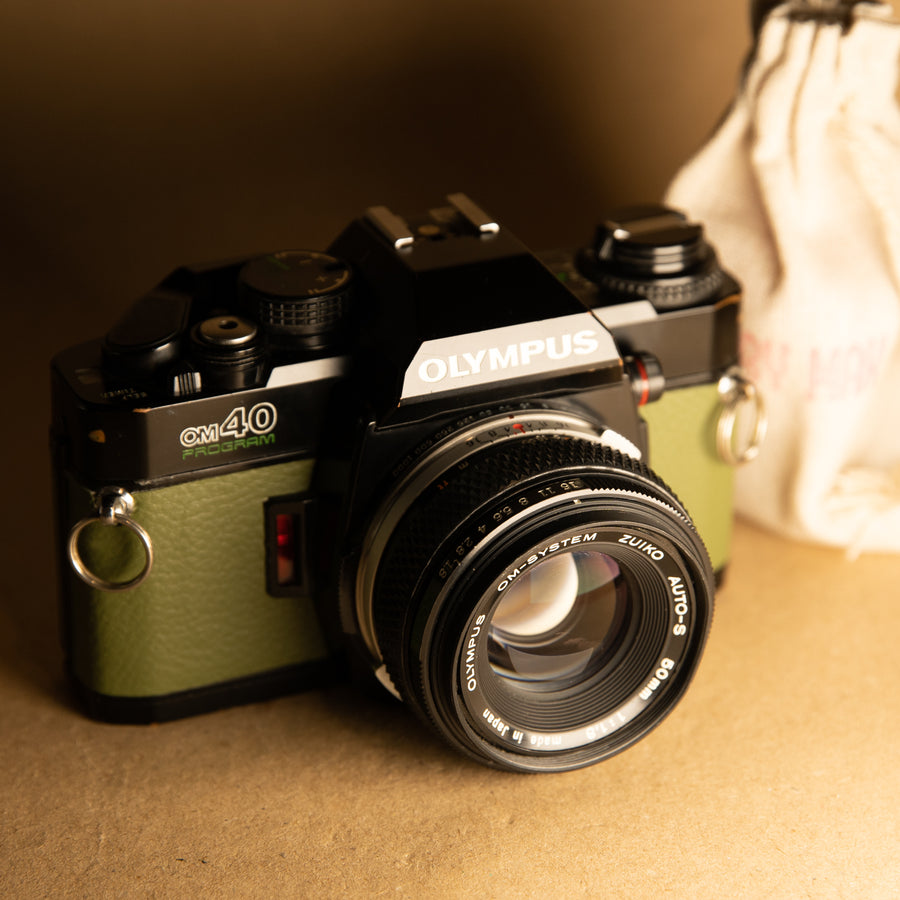 Programme Olympus OM40 en vert avec objectif 50 mm f/1.8