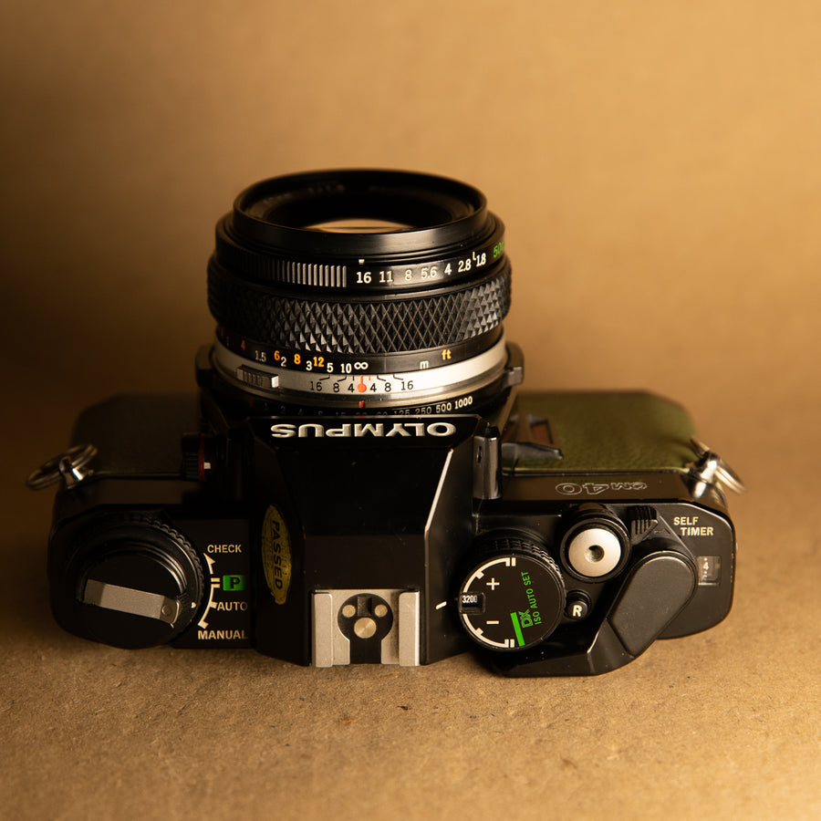 Programme Olympus OM40 en vert avec objectif 50 mm f/1.8